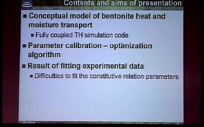 Model of coupled thermo-hydraulic transport in bentonite based on mobile and immobile water phase